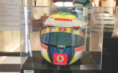 
          Imagem ilustrativa da imagem Exposição “As Cores da Velocidade” exibe capacetes de pilotos históricos
          