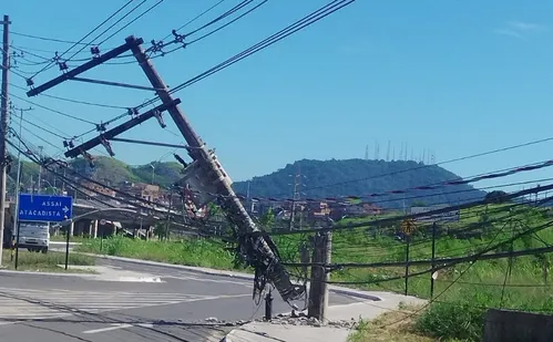 
          Imagem ilustrativa da imagem Faixa da Rod. Darly Santos, em Vila Velha, é interditada após caminhão puxar fiação
          