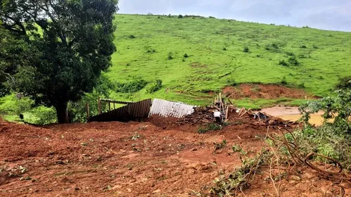 
          Imagem ilustrativa da imagem Família morre soterrada após deslizamento de terra atingir casa em MG
          