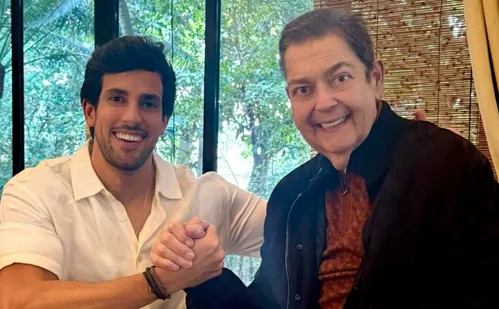 
          Imagem ilustrativa da imagem Faustão faz rara aparição ao ser homenageado pelo genro
          