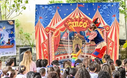 
          Imagem ilustrativa da imagem Festival Vitória das Artes estreia na Ilha das Caieiras com teatro e circo
          