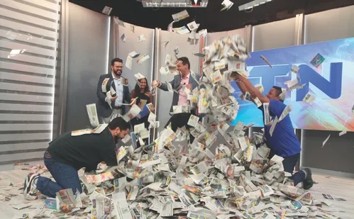 
          Imagem ilustrativa da imagem Festival de Prêmios: hoje sai o 1º cupom para concorrer a TV no jornal A Tribuna
          