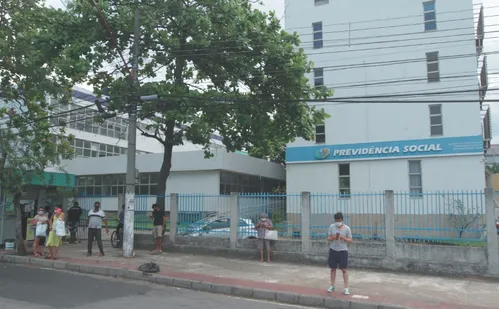 
          Imagem ilustrativa da imagem Fila dobra e já tem 60 mil pessoas à espera de benefícios do INSS
          