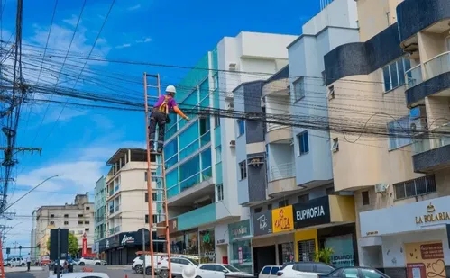 
          Imagem ilustrativa da imagem Fios sem utilidade vão ser retirados de postes
          