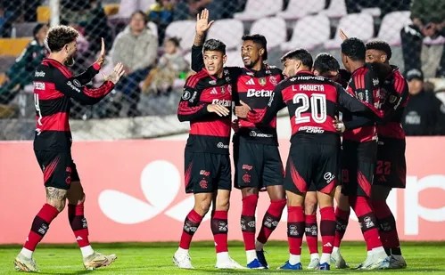 
          Imagem ilustrativa da imagem Flamengo supera altitude e estreia na Libertadores com vitória sobre Cusco
          