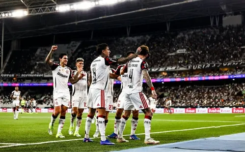 
          Imagem ilustrativa da imagem Flamengo vence Botafogo com direito a golaço de Léo Pereira para Ancelotti
          