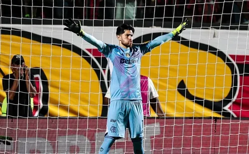 
          Imagem ilustrativa da imagem Flamengo vence Vitória com pênalti defendido por Rossi e gols fatais
          