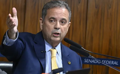 
          Imagem ilustrativa da imagem Flávio Bolsonaro quer discussão por reforma trabalhista e mudanças na Previdência
          