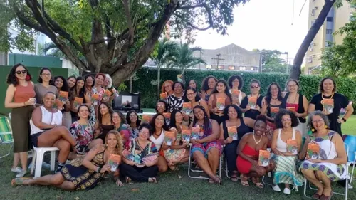 
          Imagem ilustrativa da imagem Floriterárias: as pontes de papel que conectam 300 mulheres em Pernambuco
          