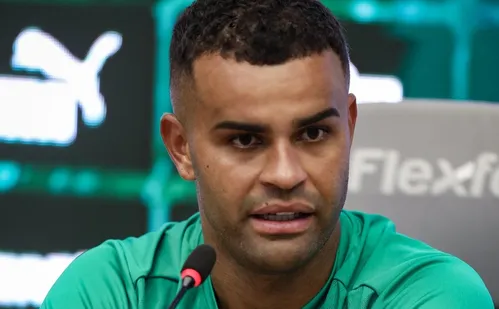 
          Imagem ilustrativa da imagem Fluminense apresenta Alisson após impasse com o São Paulo
          