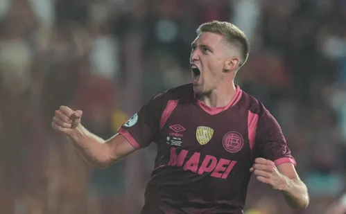 
          Imagem ilustrativa da imagem Fluminense avança por Rodrigo Castillo do Lanús
          