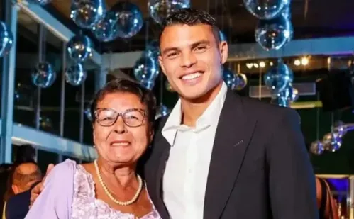 
          Imagem ilustrativa da imagem Fluminense lamenta morte da mãe de Thiago Silva e presta solidariedade ao zagueiro
          