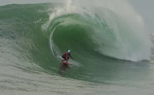 
          Imagem ilustrativa da imagem Força feminina nas ondas gigantes de Guarapari
          