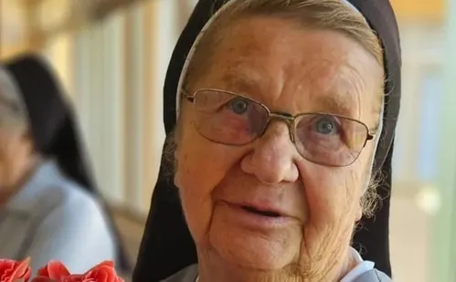 
          Imagem ilustrativa da imagem Freira de 82 anos é assassinada em convento e suspeito é preso
          