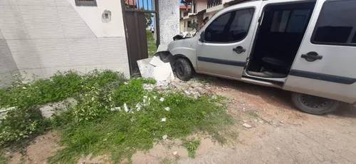 
          Imagem ilustrativa da imagem Fuga de blitz termina em acidente com sete crianças feridas no Grande Recife
          