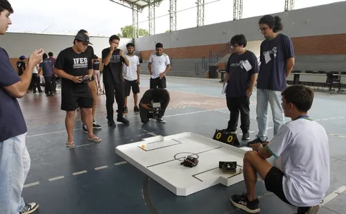 
          Imagem ilustrativa da imagem Futebol e até sumô de robôs desenvolvido por alunos na Serra
          