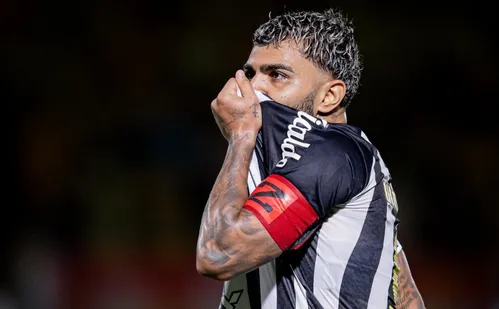 
          Imagem ilustrativa da imagem Gabigol marca dois gols em 8 minutos, e Santos arranca empate com Mirassol
          