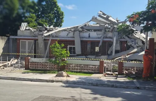 
          Imagem ilustrativa da imagem Galpão em construção desaba e atinge residência em Jaboatão dos Guararapes
          