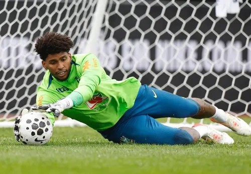 
          Imagem ilustrativa da imagem Goleiro Hugo Souza é convocado para a seleção após lesão de Alisson
          