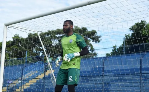 
          Imagem ilustrativa da imagem Goleiro Paulo Henrique deixa o Vitória rumo ao Novorizontino
          