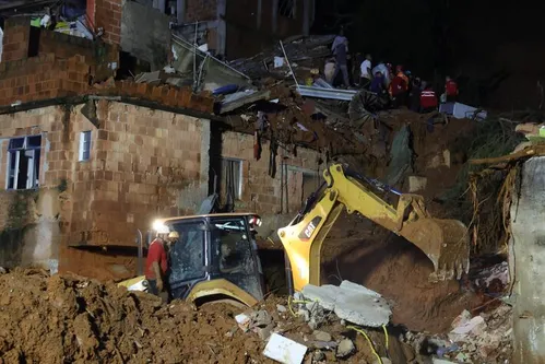 
          Imagem ilustrativa da imagem Governo de MG faz apelo para famílias deixarem áreas de encostas: ‘Risco geológico é muito grave’
          