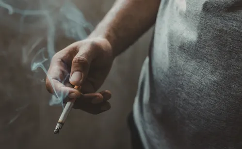 
          Imagem ilustrativa da imagem Governo eleva imposto do cigarro para bancar querosene e biodiesel
          