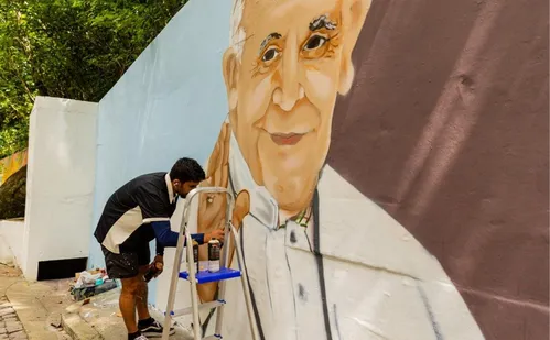 
          Imagem ilustrativa da imagem Grafite e fé marcam subida ao Convento na Festa da Penha 2026
          