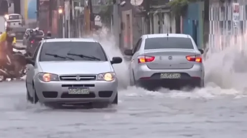 
          Imagem ilustrativa da imagem Grande Recife, Zonas da Mata Sul e Norte entram em alerta vermelho devido às chuvas
          