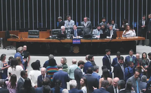 
          Imagem ilustrativa da imagem Gratificações a servidores do Congresso Nacional podem chegar a 100% do salário
          