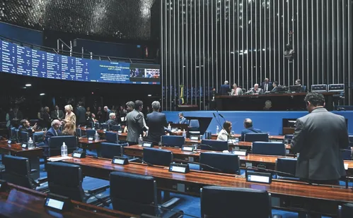 
          Imagem ilustrativa da imagem Gratificações a servidores do Congresso Nacional podem chegar a 100% do salário
          