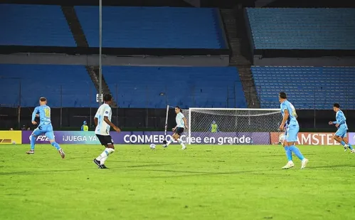 
          Imagem ilustrativa da imagem Grêmio perde para 'primo' do City em jogo com VAR ativo na Sul-Americana
          