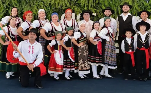 
          Imagem ilustrativa da imagem Grupo de dança com inspiração portuguesa na Capital Estadual do Sanfoneiro
          