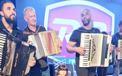 
          Imagem ilustrativa da imagem Grupo de dança com inspiração portuguesa na Capital Estadual do Sanfoneiro
          