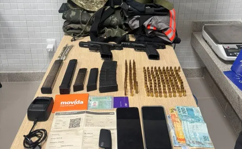 
          Imagem ilustrativa da imagem Grupo é preso com roupas camufladas, munições de fuzil e drogas em Vitória
          