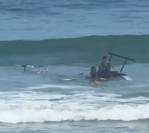 
          Imagem ilustrativa da imagem Helicóptero cai no mar da Praia da Barra da Tijuca, no Rio de Janeiro
          