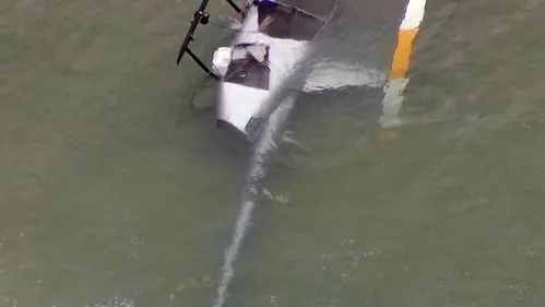 
          Imagem ilustrativa da imagem Helicóptero cai no mar da Praia da Barra da Tijuca, no Rio de Janeiro
          