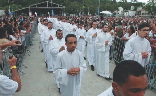 
          Imagem ilustrativa da imagem Histórias de fé: fiéis relatam gratidão à Nossa Senhora da Penha
          