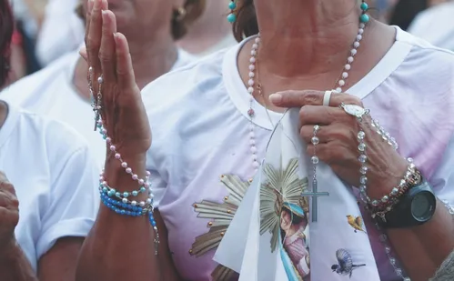 
          Imagem ilustrativa da imagem Histórias de fé: fiéis relatam gratidão à Nossa Senhora da Penha
          