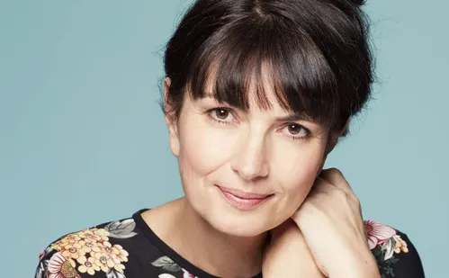 
          Imagem ilustrativa da imagem Histórias ocultas de Valérie Perrin em “Os Esquecidos de Domingo”
          