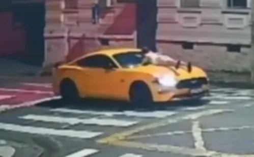 
          Imagem ilustrativa da imagem Homem é flagrado dirigindo Mustang com mulher em cima do capô em PR
          