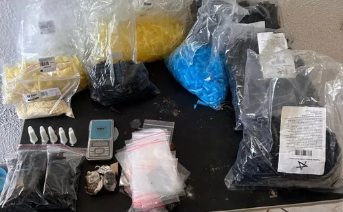 
          Imagem ilustrativa da imagem Homem é preso com mais de 450 pinos de cocaína na Serra
          