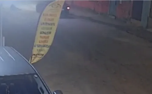 
          Imagem ilustrativa da imagem Homem é suspeito de arrastar ex-namorada por 400 metros com carro em MG
          