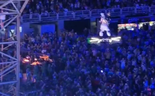 
          Imagem ilustrativa da imagem Homem ‘voa’ em drone durante desfile da Portela no Rio; veja vídeo
          