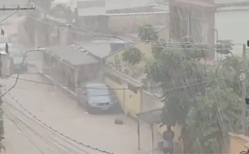 
          Imagem ilustrativa da imagem Idosa morre e 600 ficam desalojados após temporal na região metropolitana do Rio
          