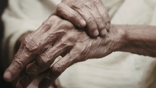 
          Imagem ilustrativa da imagem Idoso era escravizado por filho de paciente no Recife; Justiça libera suspeitos
          