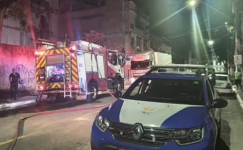 
          Imagem ilustrativa da imagem Idosos de 100 e 93 anos são salvos de incêndio em prédio no Centro de Vitória
          