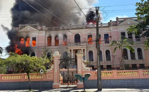 
          Imagem ilustrativa da imagem Incêndio atinge prédio histórico de instituto de educação no Paraná; veja imagens
          