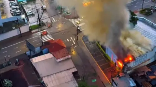 
          Imagem ilustrativa da imagem Incêndio atinge supermercado no bairro da Torre, no Recife
          