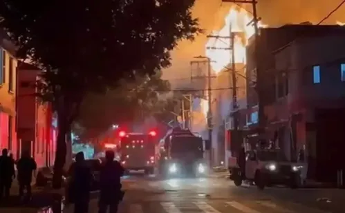 
          Imagem ilustrativa da imagem Incêndio de grandes proporções atinge fábrica de mesas de sinuca em São Paulo
          