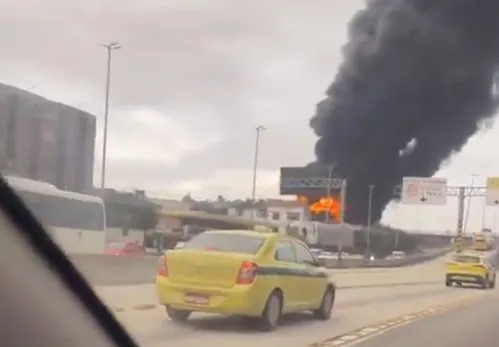 
          Imagem ilustrativa da imagem Incêndio de grandes proporções atinge galpão de loja na zona norte do Rio
          
